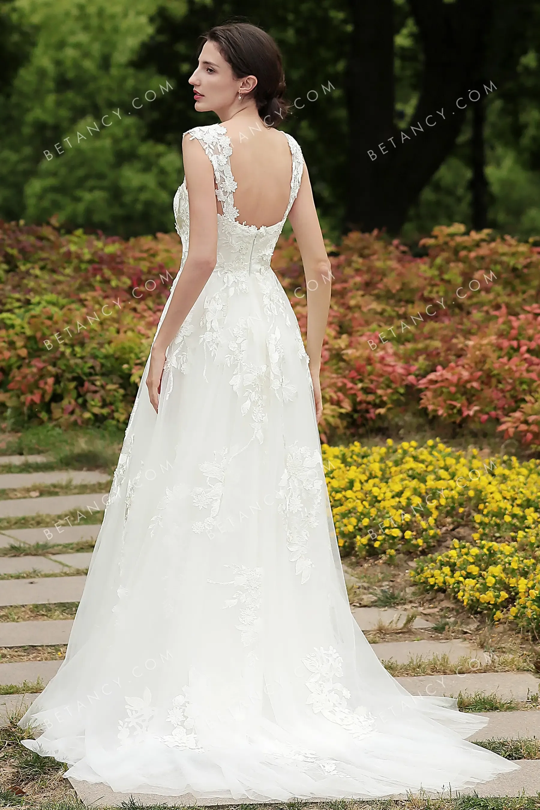 Alluring Lace Appliqued Straps Sweetheart Wedding Dress